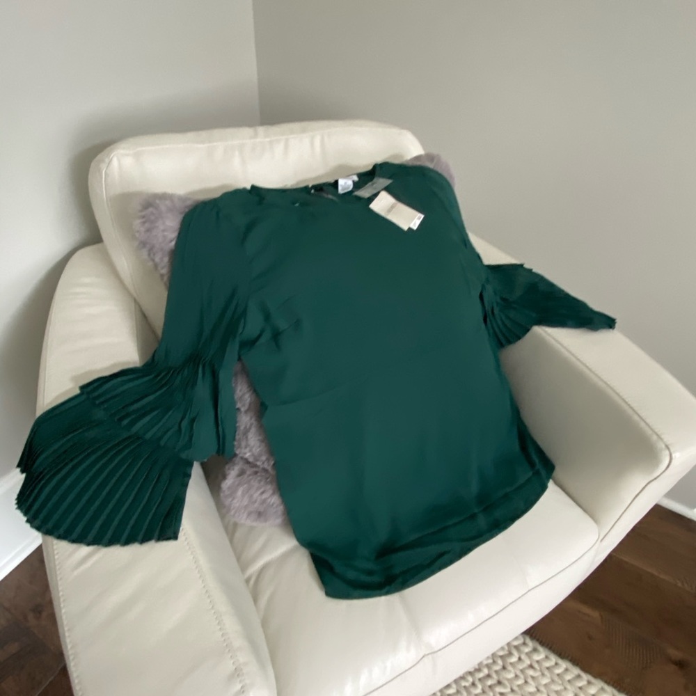 (NEW $68 tag) Carmen Marc Valvo stunning top